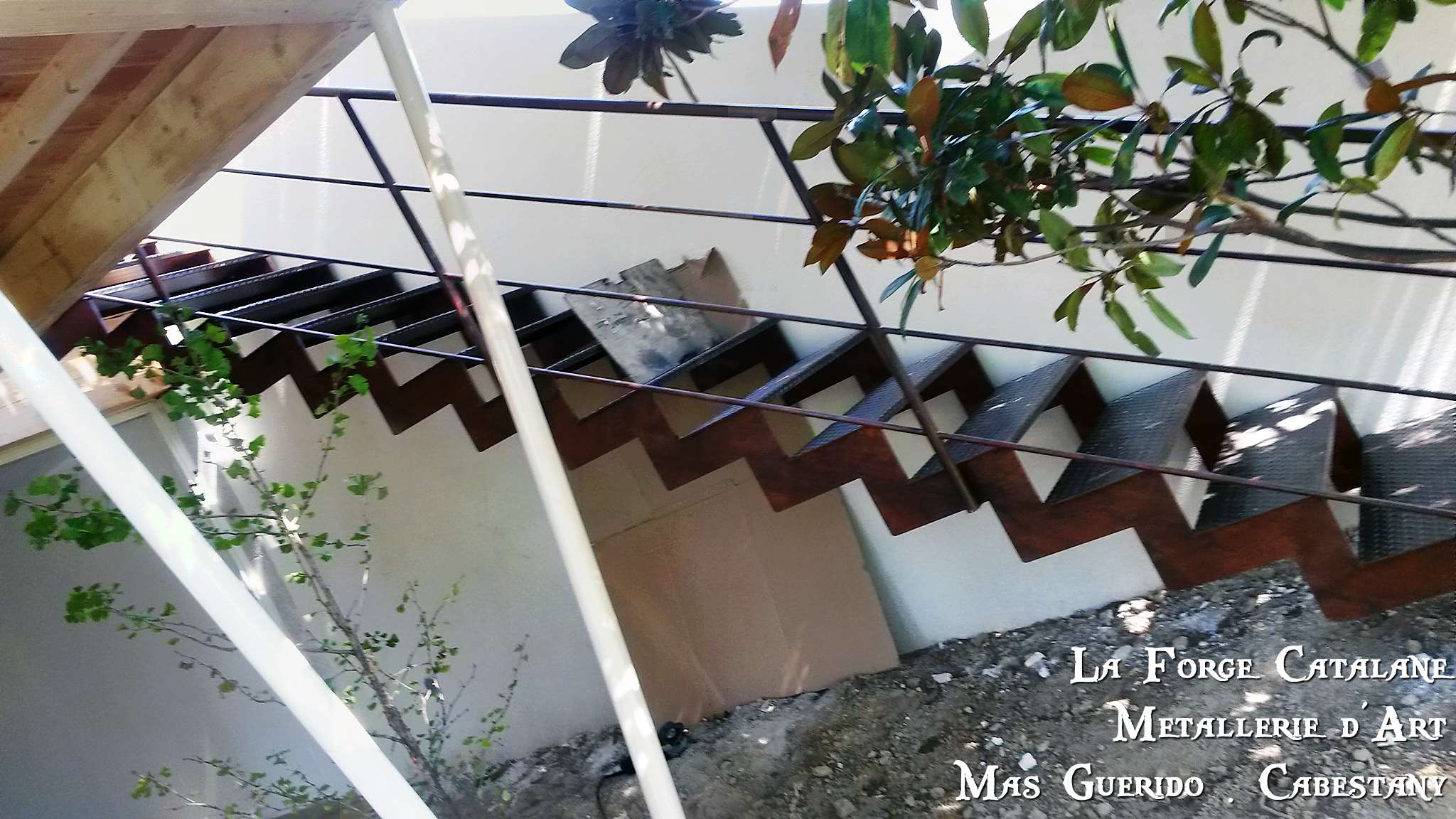 escalier limon cremaillere marches tole larmes rampant lisses horizontales exterieur  forge catalane 3.jpg